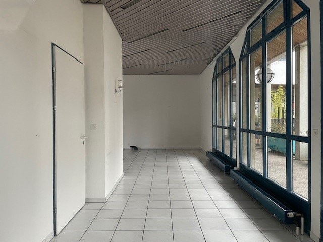 52m² shop