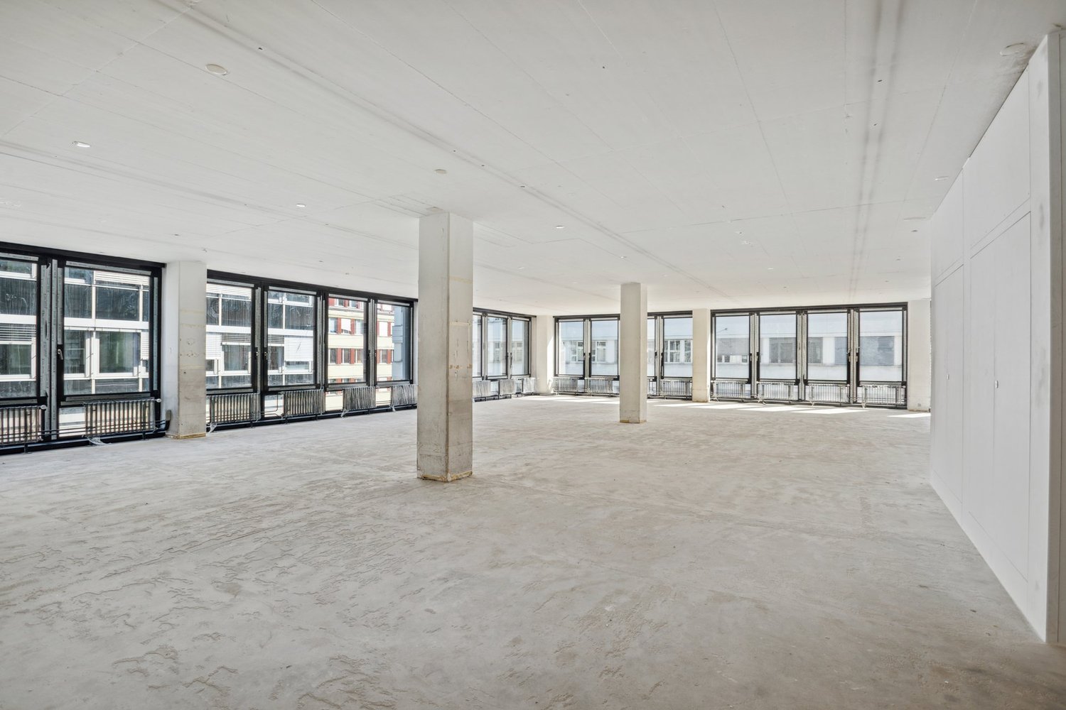 880m² office