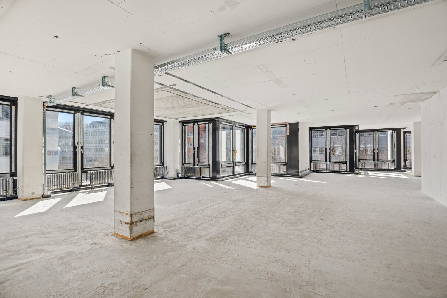 880m² office