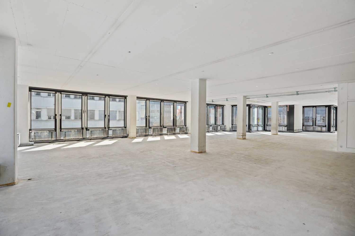 880m² office