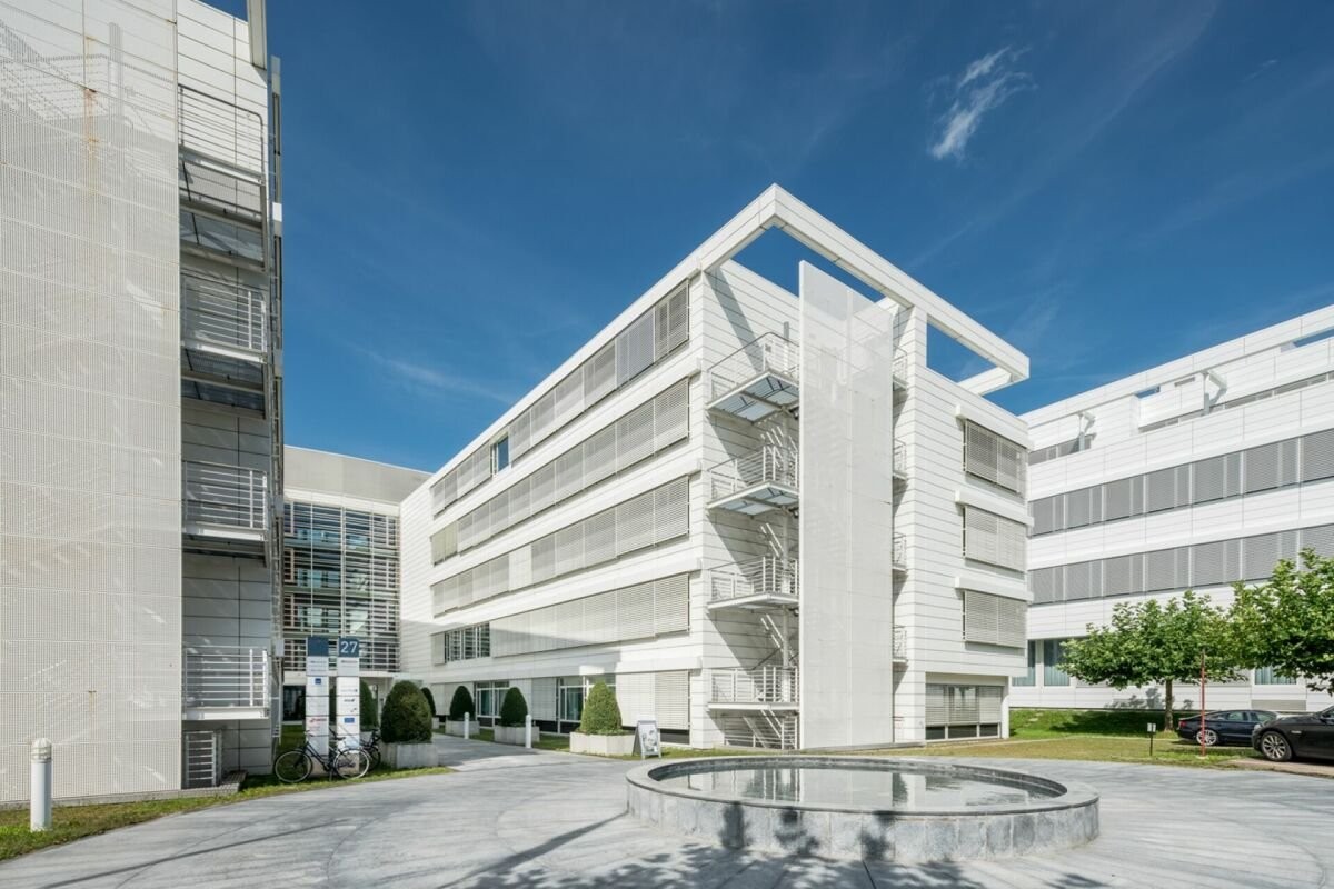 585m² office