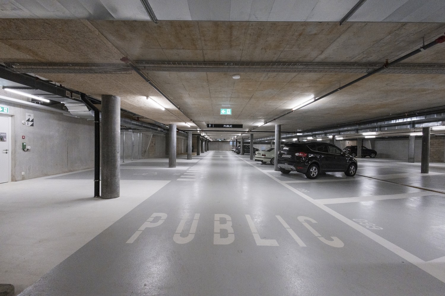 187m² Büro

Das Gebäude befindet sich neben dem Industriegebiet von Crissier und beherbergt mehrere grosse, in der Region bekannte Marken wie SABAG und TekCuisine.

Im 2. und obersten Stockwerk vermieten wir das Büro Nr. 3 **von ca. 187m2** im ROHBAU-Zustand.

Miete:
Rohbauflächen: CHF 180/m2/Jahr

