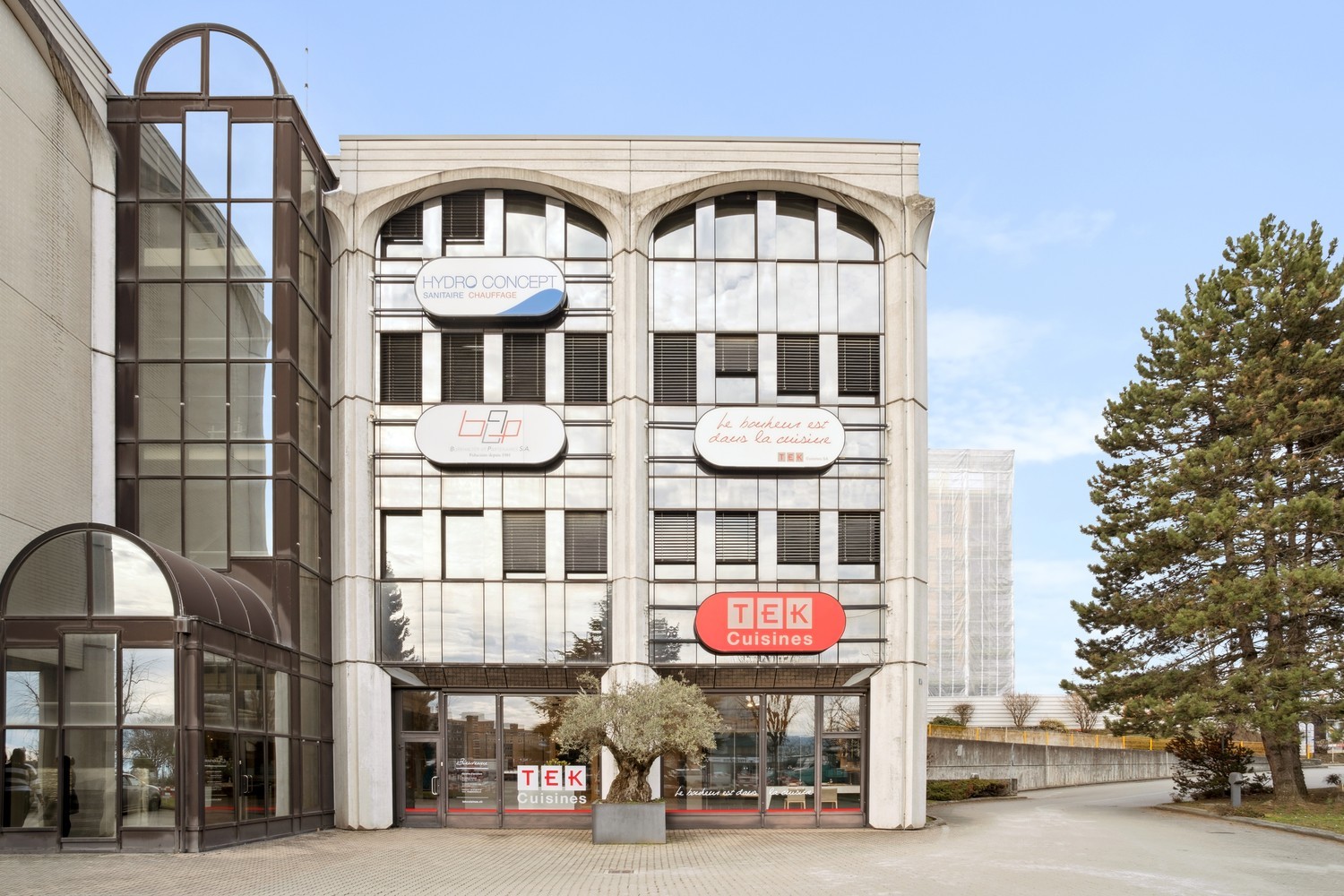 187m² Büro

Das Gebäude befindet sich neben dem Industriegebiet von Crissier und beherbergt mehrere grosse, in der Region bekannte Marken wie SABAG und TekCuisine.

Im 2. und obersten Stockwerk vermieten wir das Büro Nr. 3 **von ca. 187m2** im ROHBAU-Zustand.

Miete:
Rohbauflächen: CHF 180/m2/Jahr

