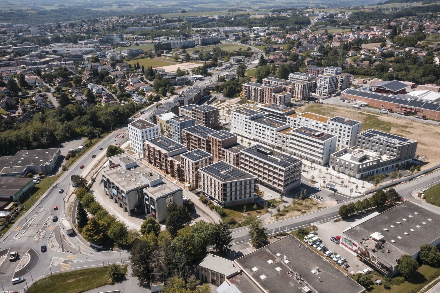 187m² Büro

Das Gebäude befindet sich neben dem Industriegebiet von Crissier und beherbergt mehrere grosse, in der Region bekannte Marken wie SABAG und TekCuisine.

Im 2. und obersten Stockwerk vermieten wir das Büro Nr. 3 **von ca. 187m2** im ROHBAU-Zustand.

Miete:
Rohbauflächen: CHF 180/m2/Jahr

