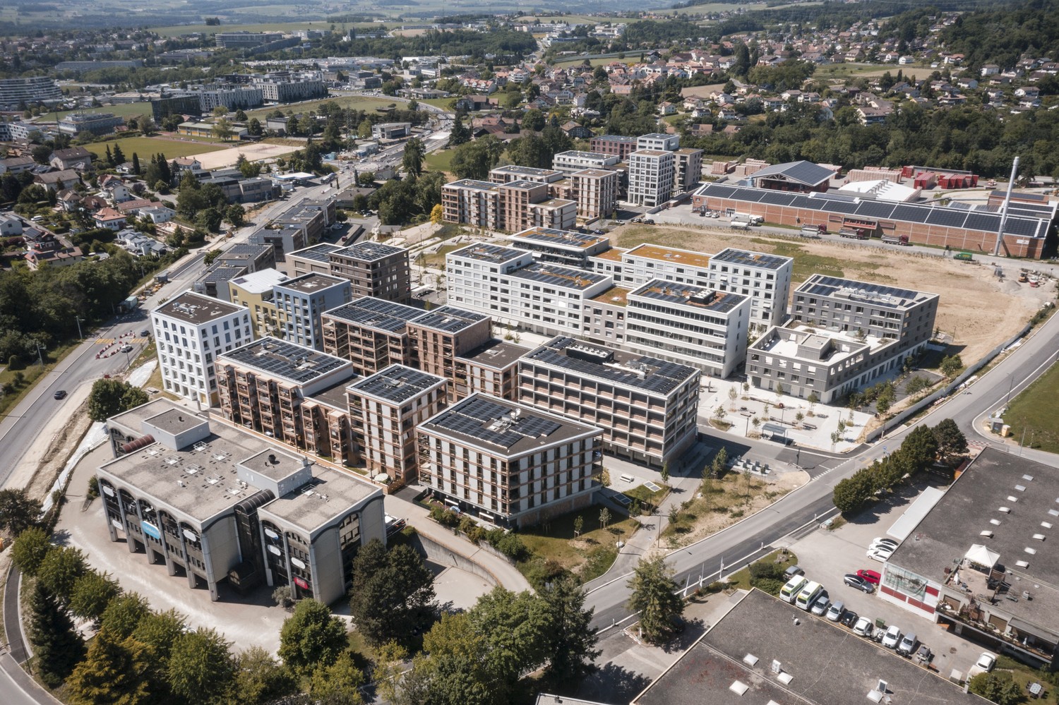 187m² Büro

Das Gebäude befindet sich neben dem Industriegebiet von Crissier und beherbergt mehrere grosse, in der Region bekannte Marken wie SABAG und TekCuisine.

Im 2. und obersten Stockwerk vermieten wir das Büro Nr. 3 **von ca. 187m2** im ROHBAU-Zustand.

Miete:
Rohbauflächen: CHF 180/m2/Jahr

