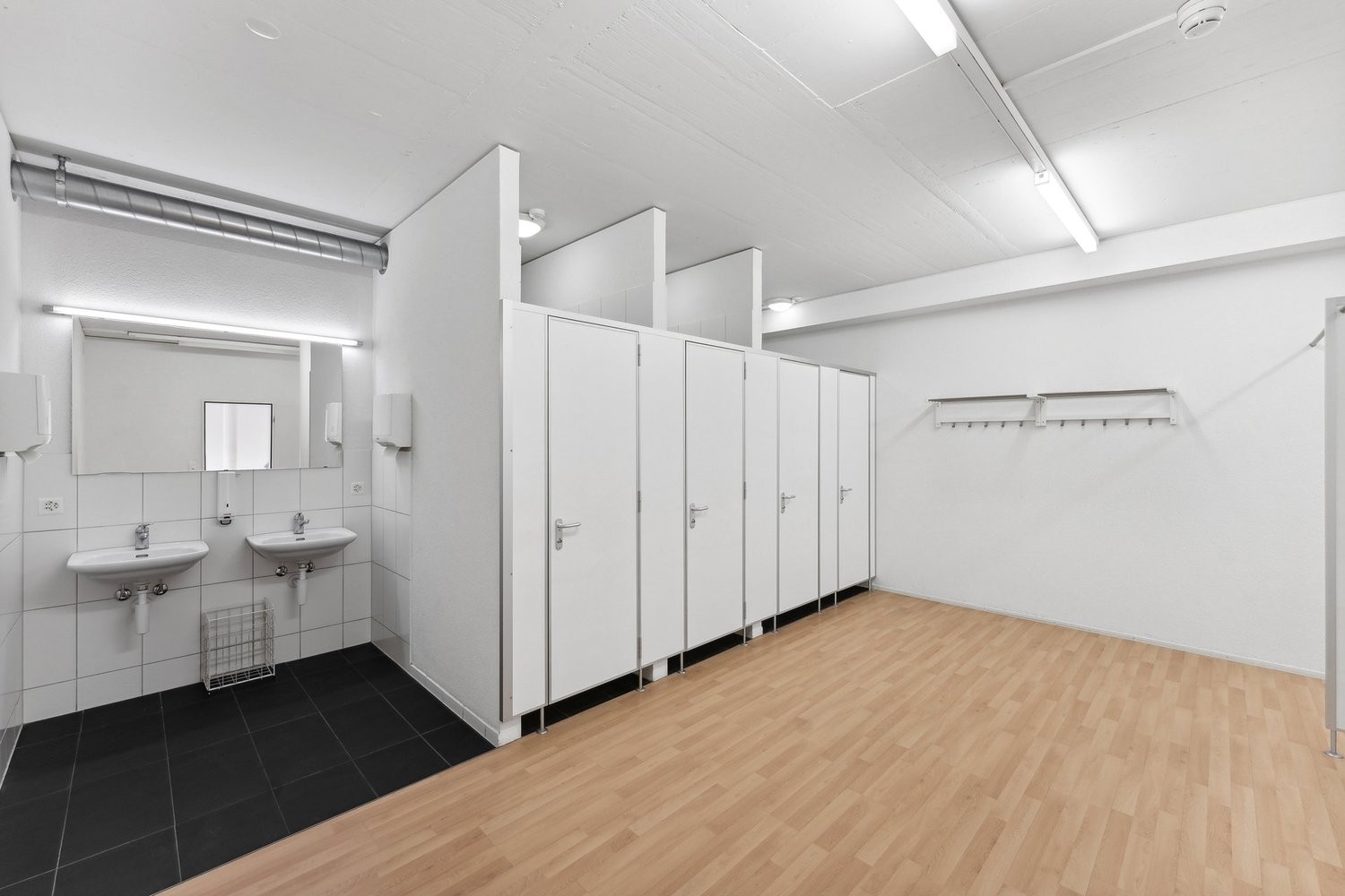 182m² office