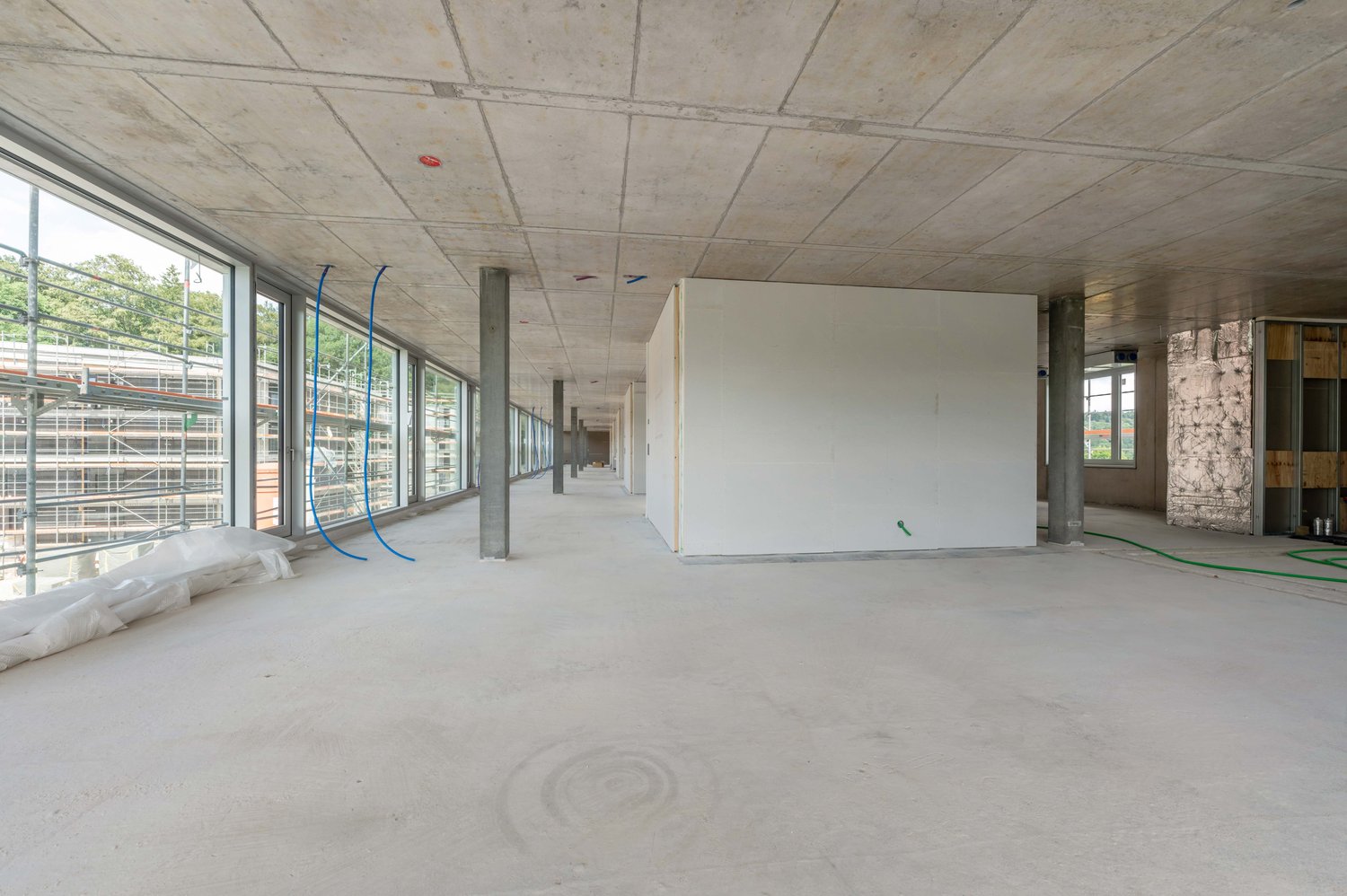 371m² office