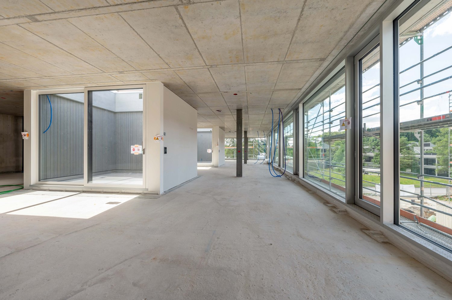 371m² office