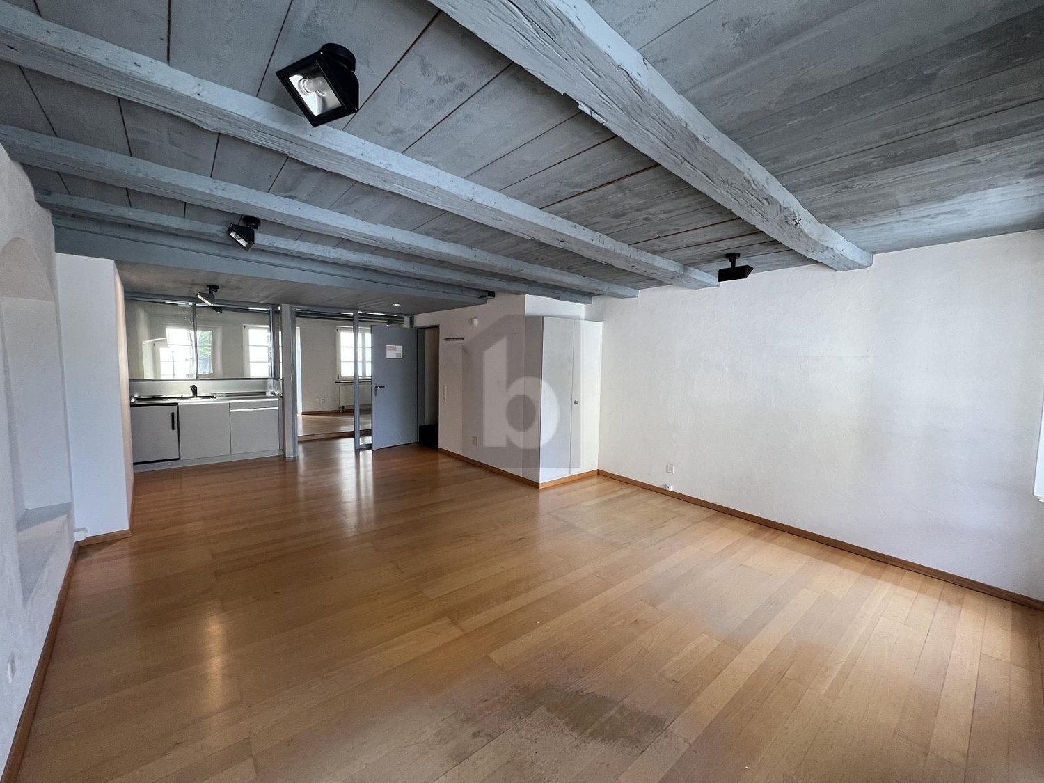 90m² office