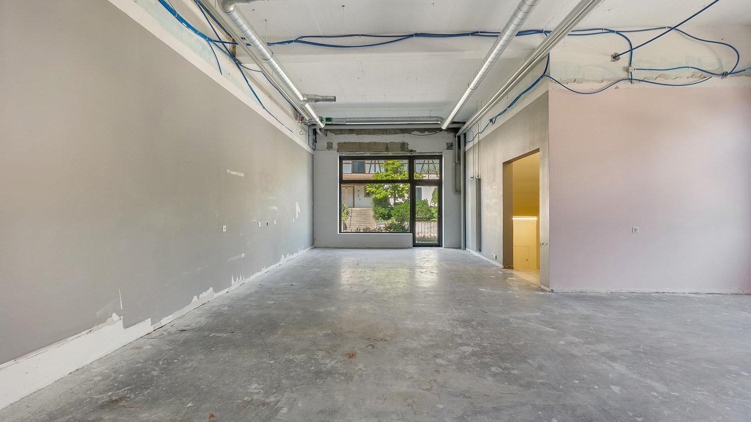 104m² office