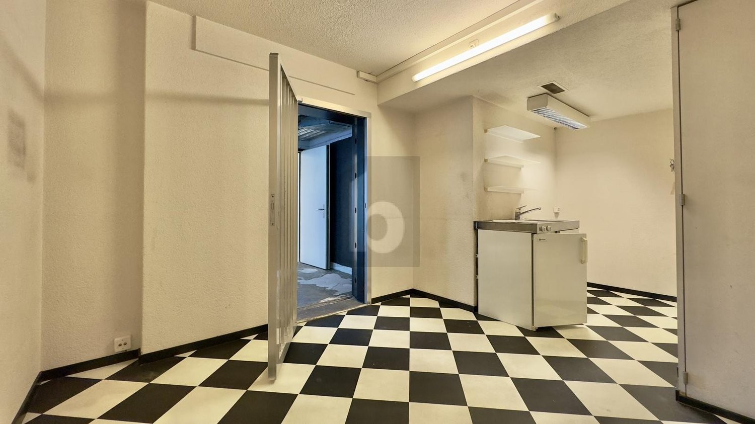 80m² shop