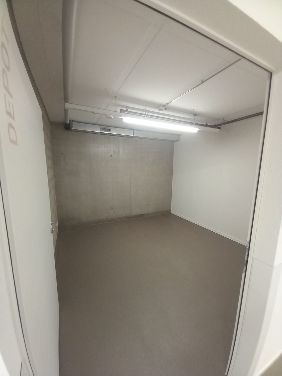 94m² deposito, foto 1 di 2