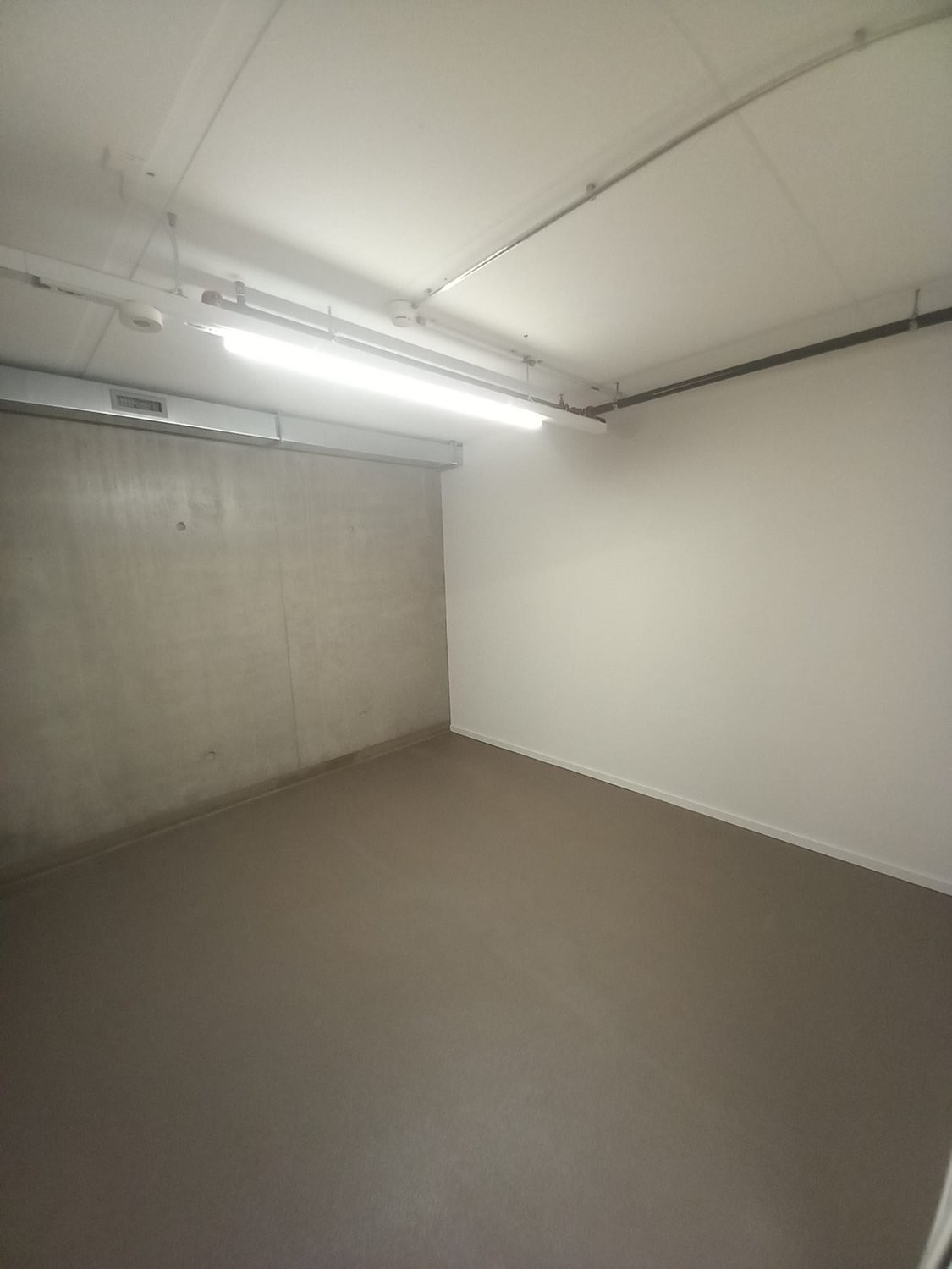 94m² deposito, foto 2 di 2