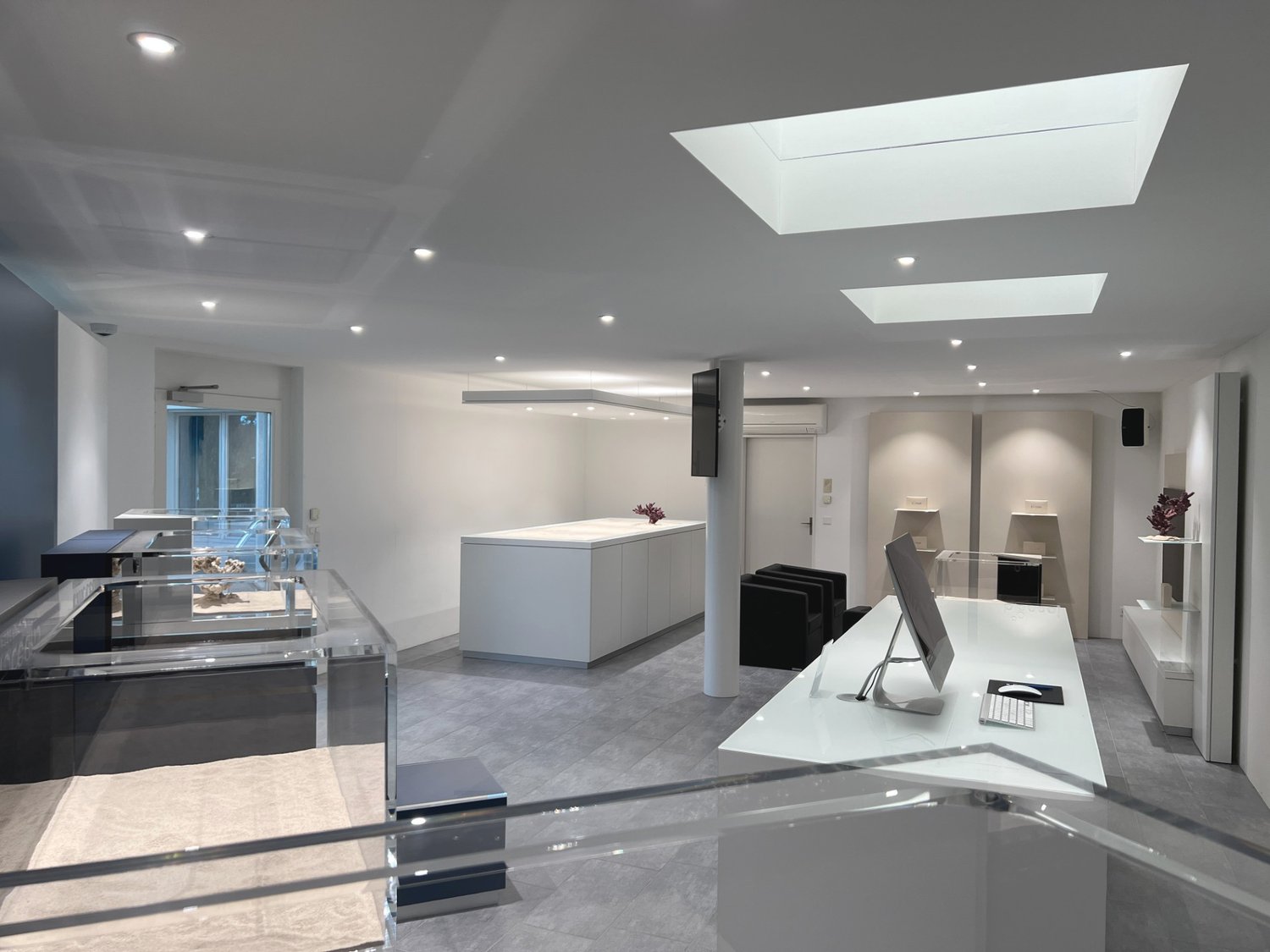 70m² commercial