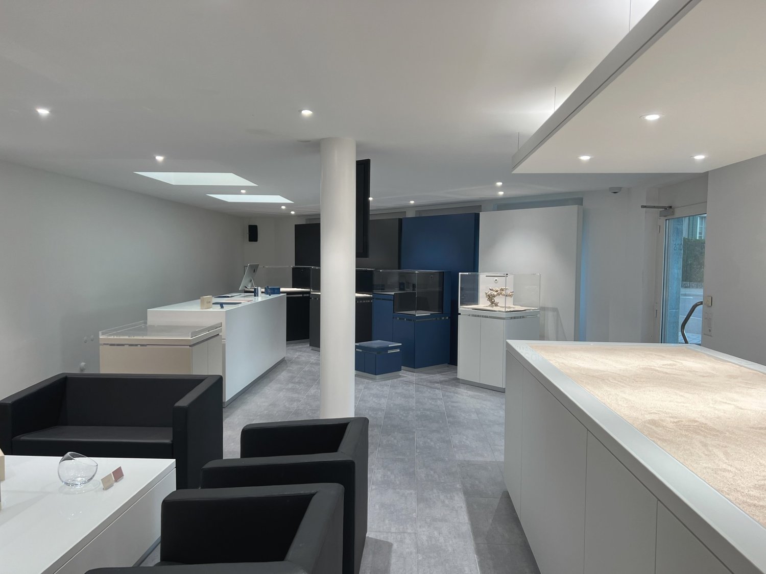 70m² commercial