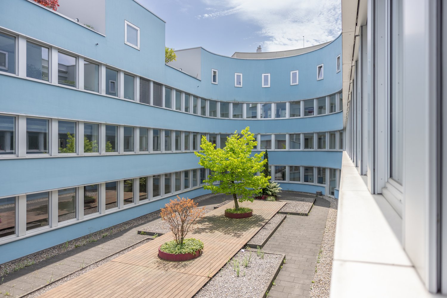 380m² office