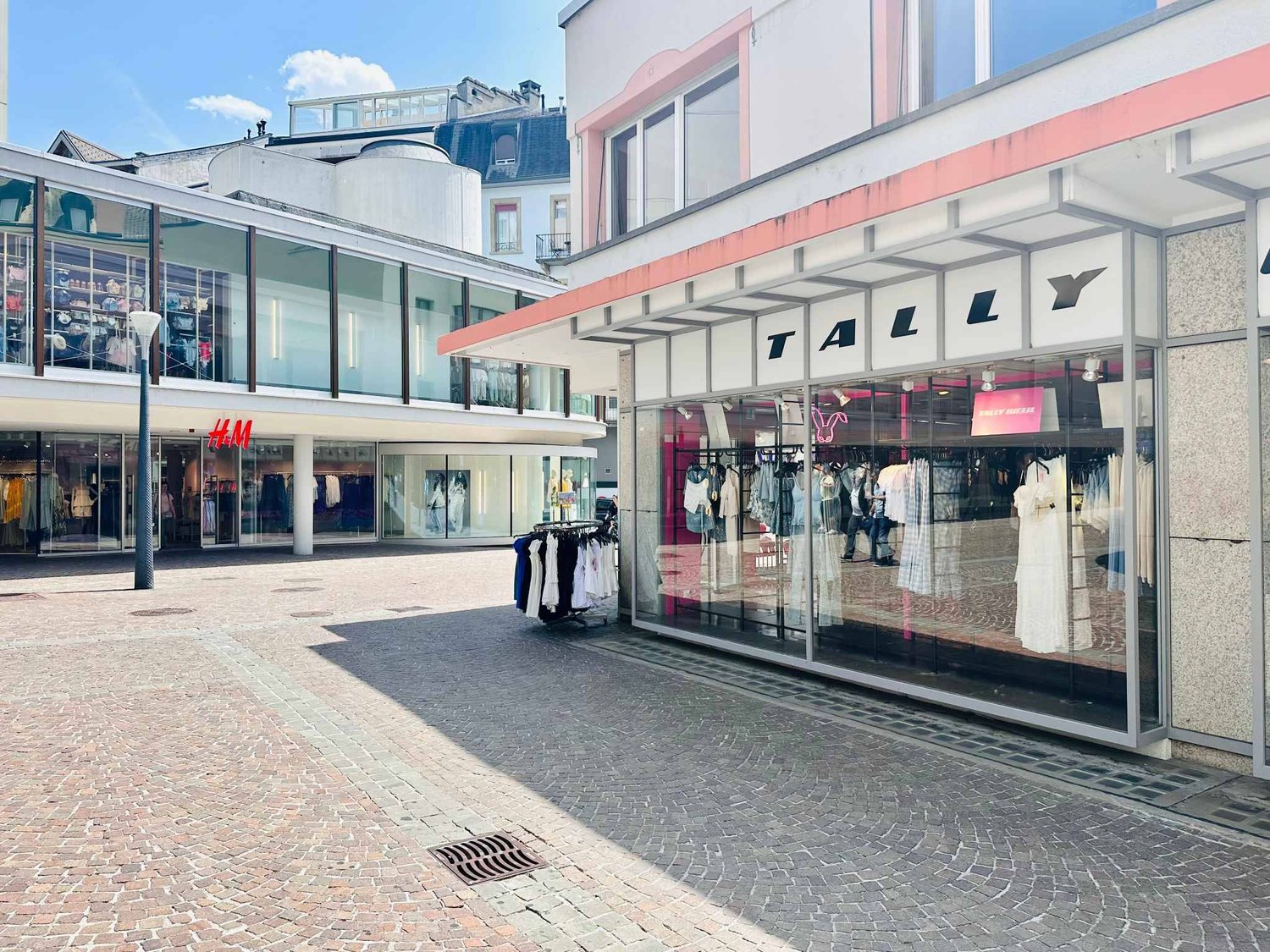 570m² Ladenlokal
Ladenlokal, 570 m2 zu vermieten - Standort Nummer 1
Premium-Standort
Reiches und vielfältiges Geschäftsumfeld
Marken: H&M;, Manor, Fnac, Coop, Salt, NewYorker, ...
Strategische Lage im Herzen des Stadtzentrums
Zone mit starkem Fussgängerverkehr und hoher Sichtbarkeit
Grosszügige , Foto 2 von 3