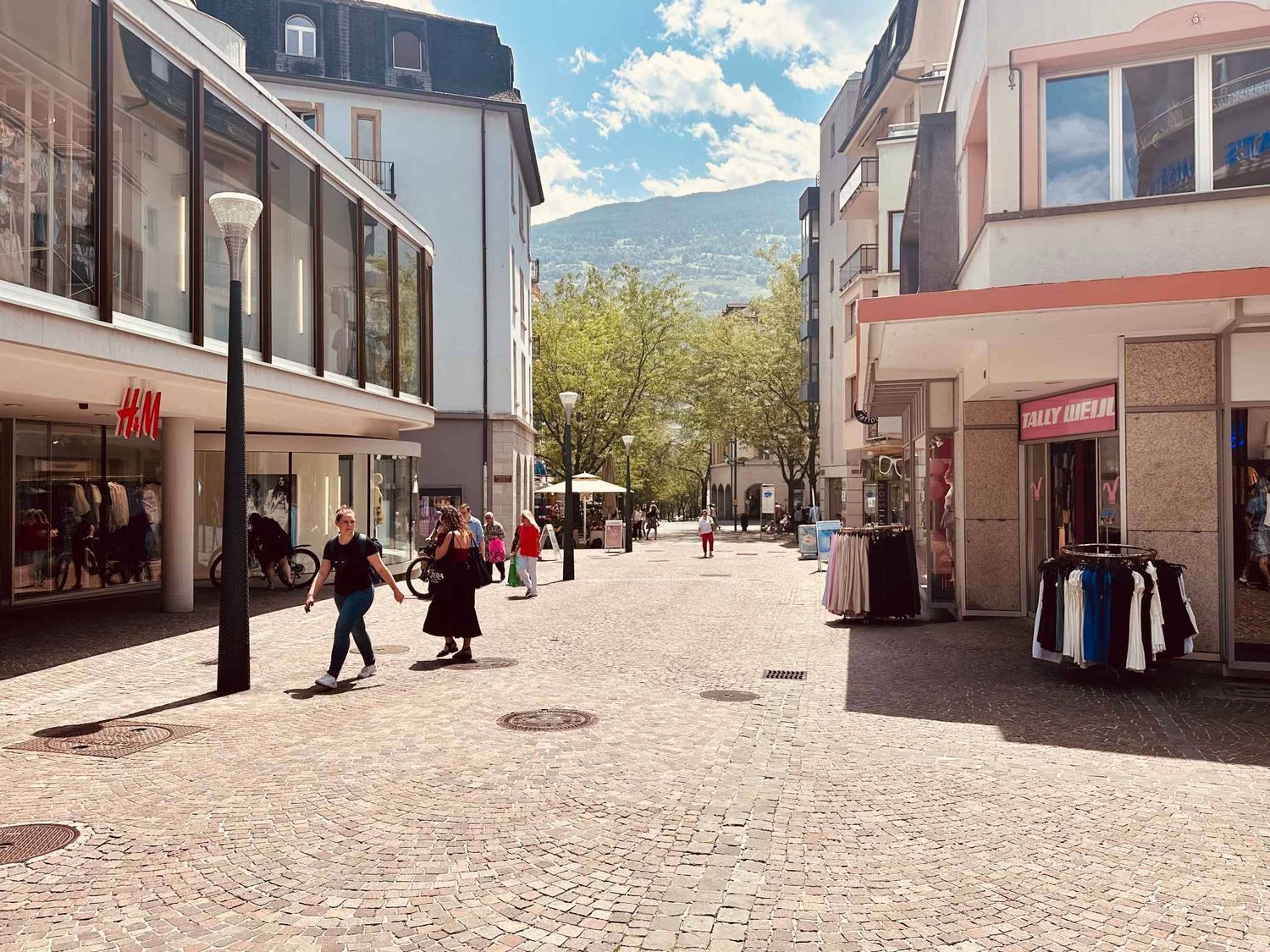 570m² Ladenlokal
Ladenlokal, 570 m2 zu vermieten - Standort Nummer 1
Premium-Standort
Reiches und vielfältiges Geschäftsumfeld
Marken: H&M;, Manor, Fnac, Coop, Salt, NewYorker, ...
Strategische Lage im Herzen des Stadtzentrums
Zone mit starkem Fussgängerverkehr und hoher Sichtbarkeit
Grosszügige , Foto 1 von 3