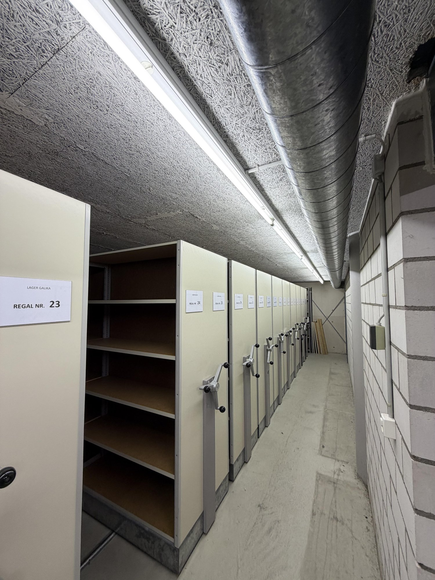 100m² storage room