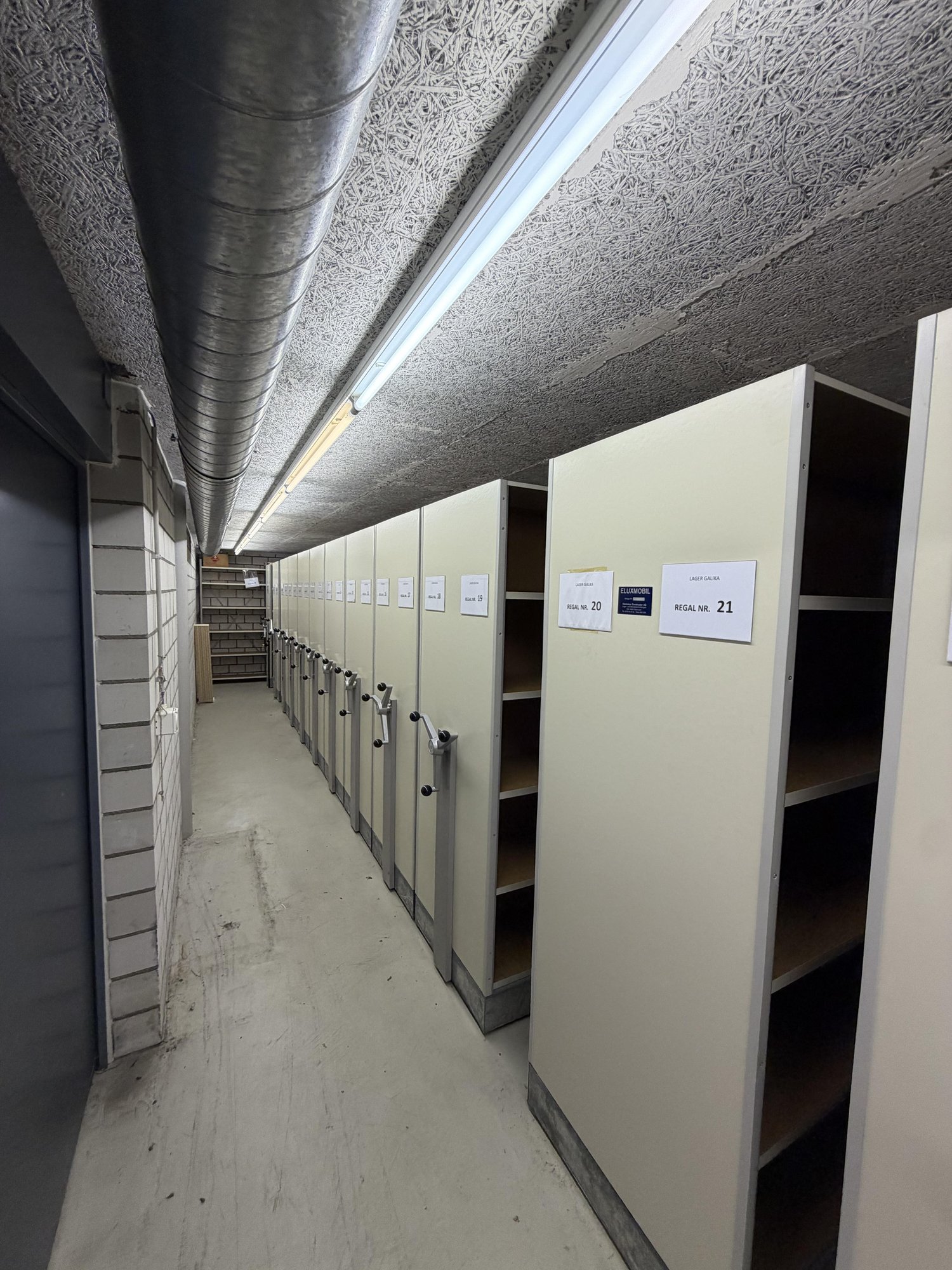 100m² storage room