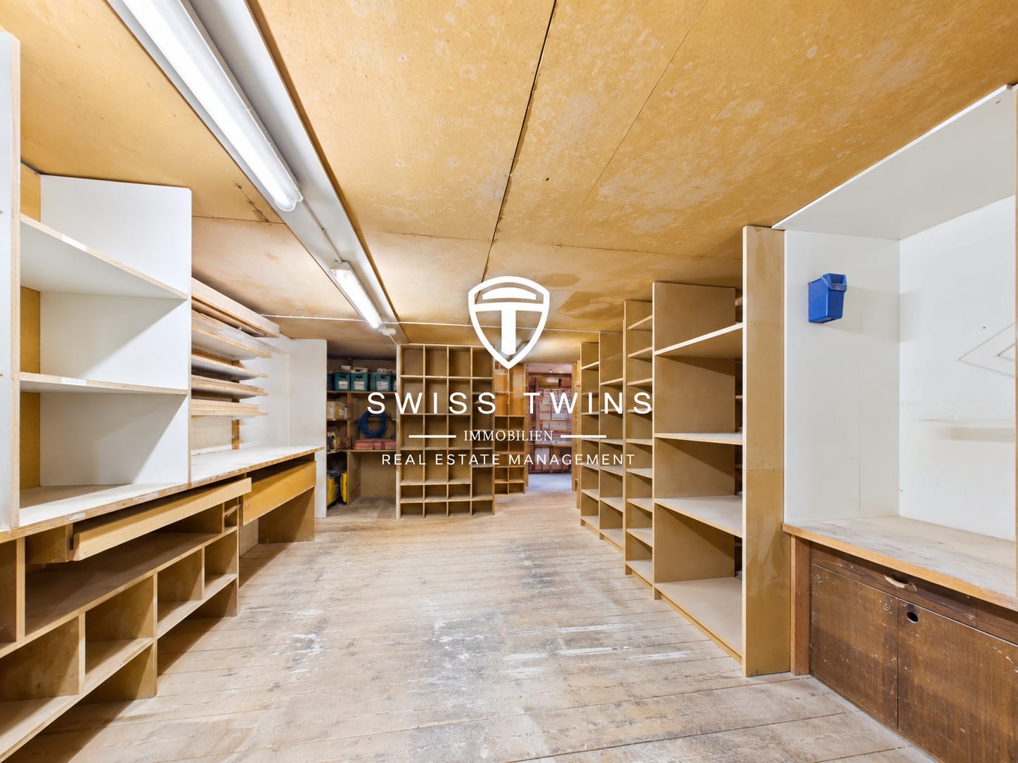 301m² workshop