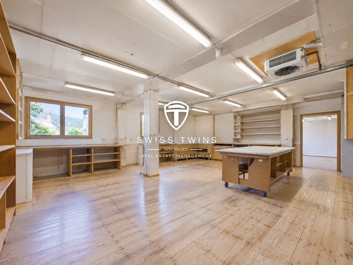 301m² workshop