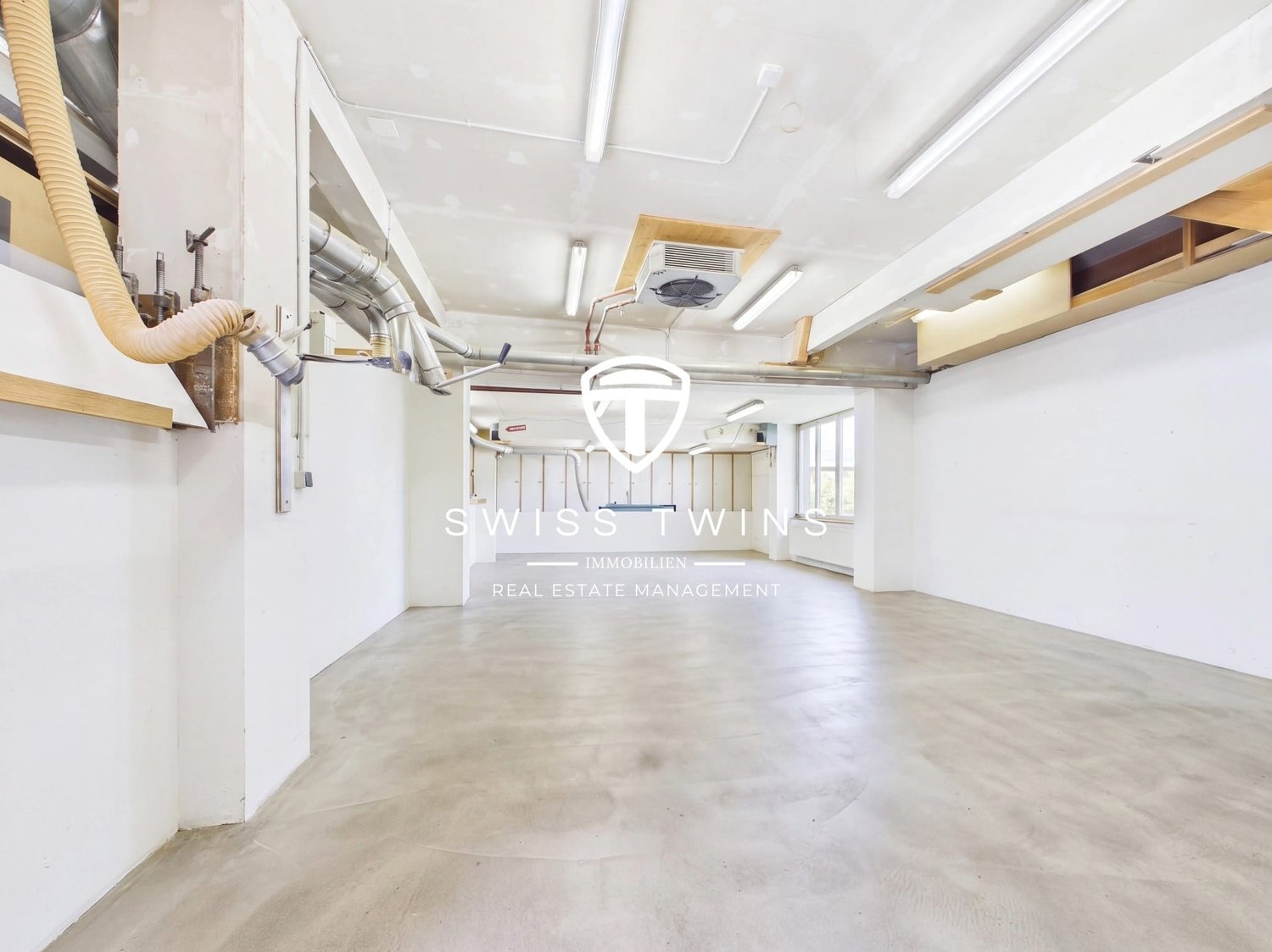 301m² workshop
