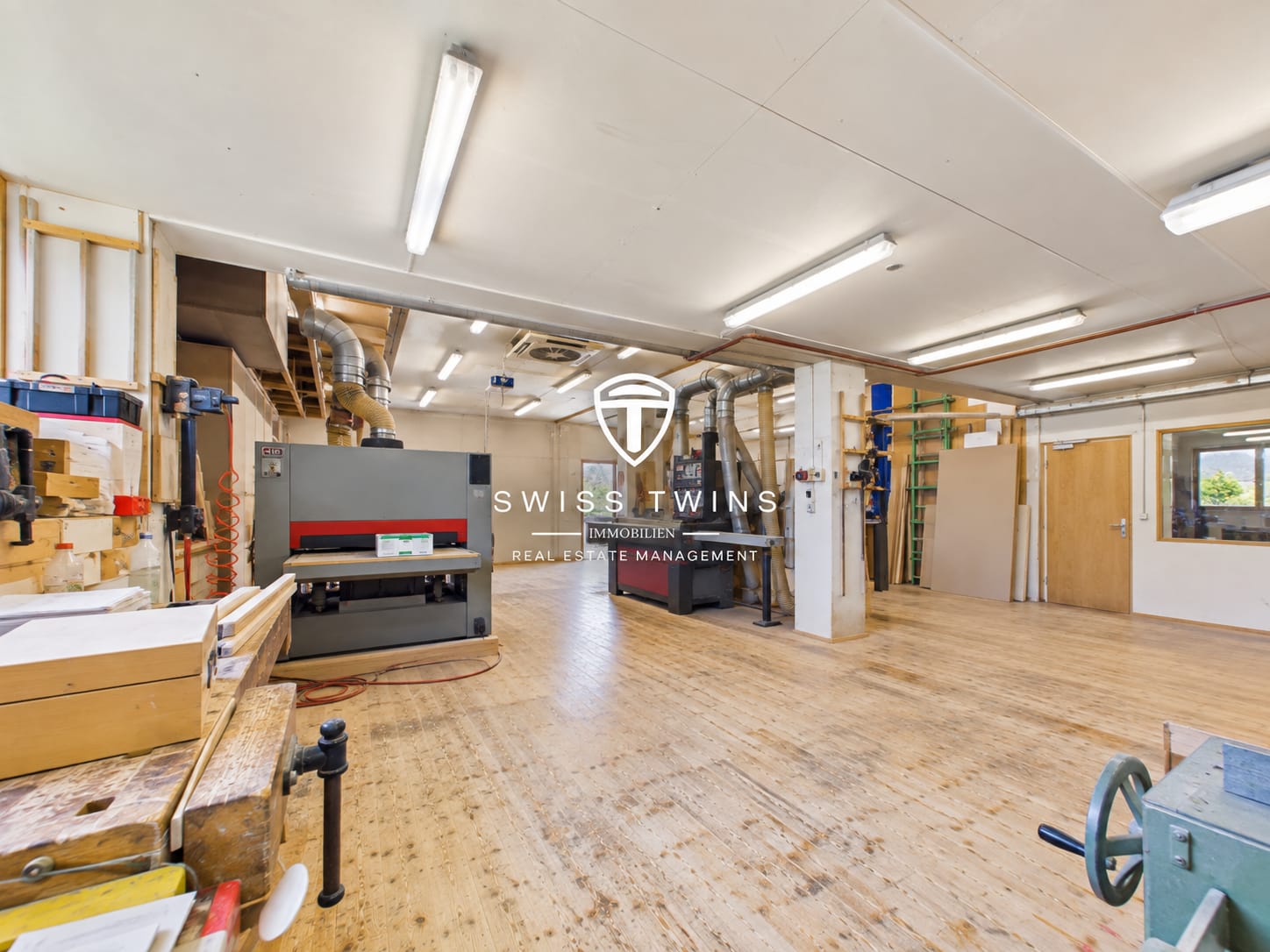 301m² workshop