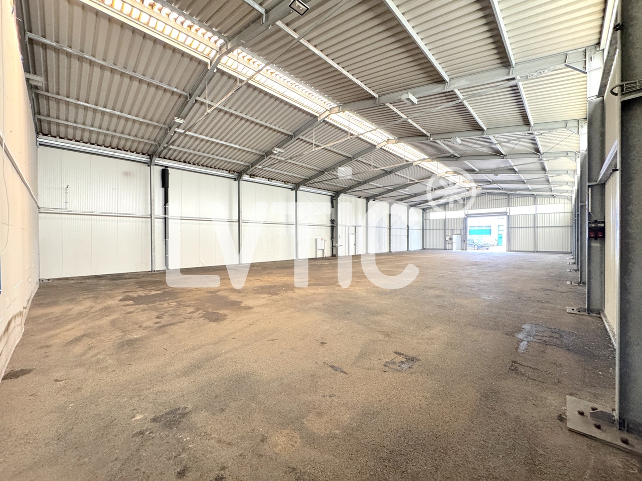 600m² storage room