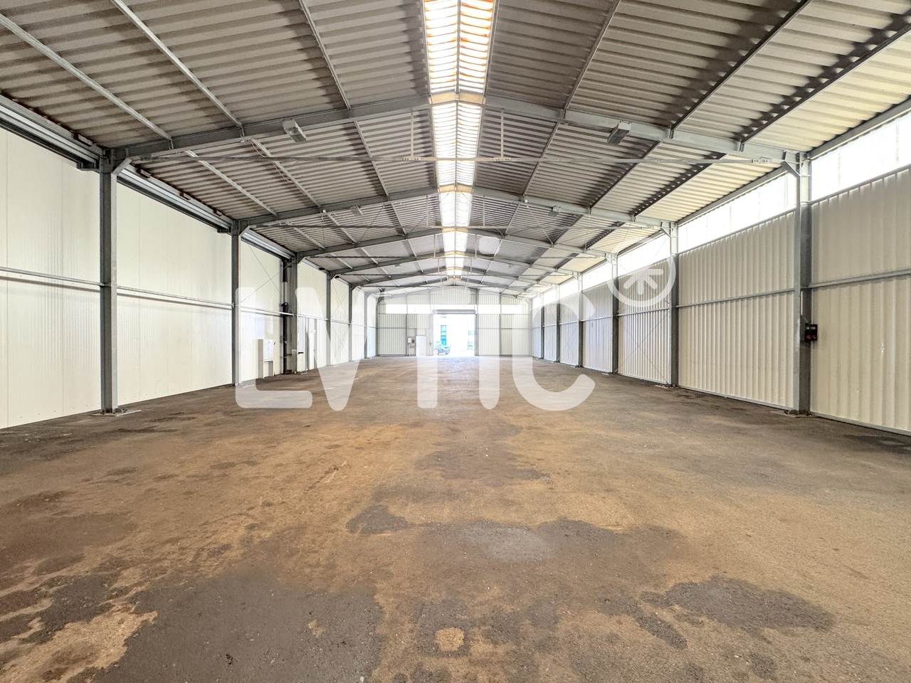 600m² storage room