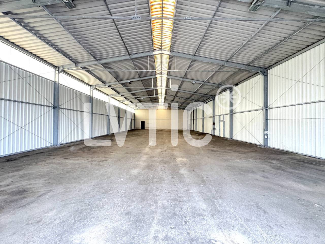 600m² storage room