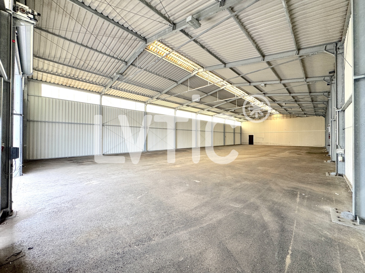 600m² storage room