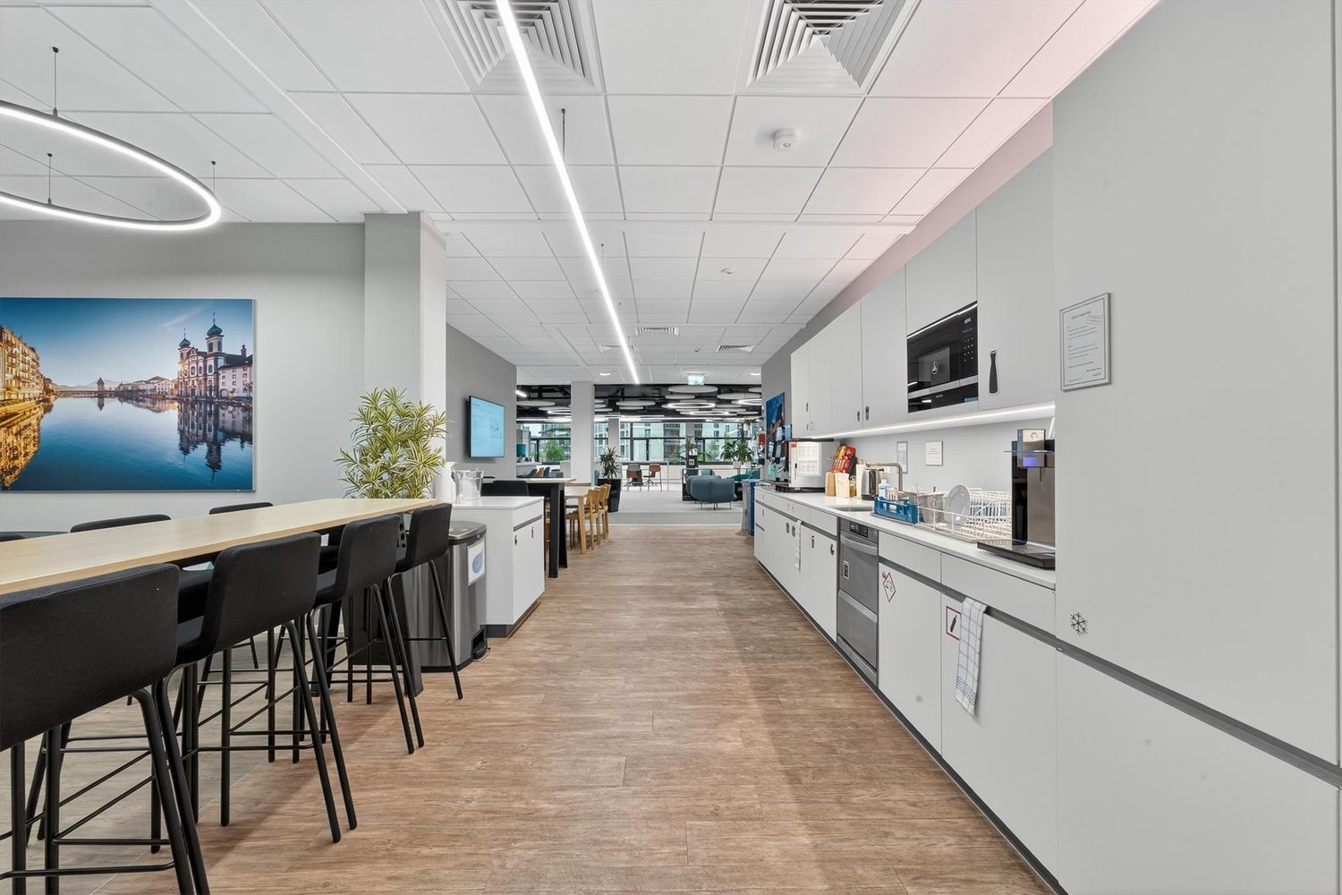 1600m² office