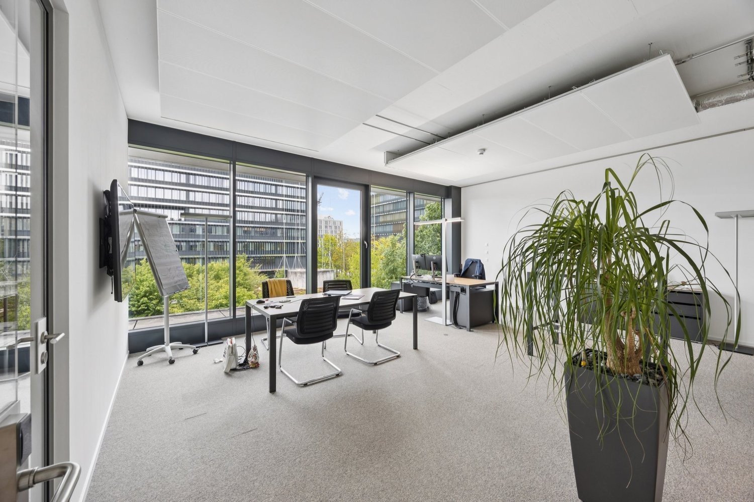 1048m² office