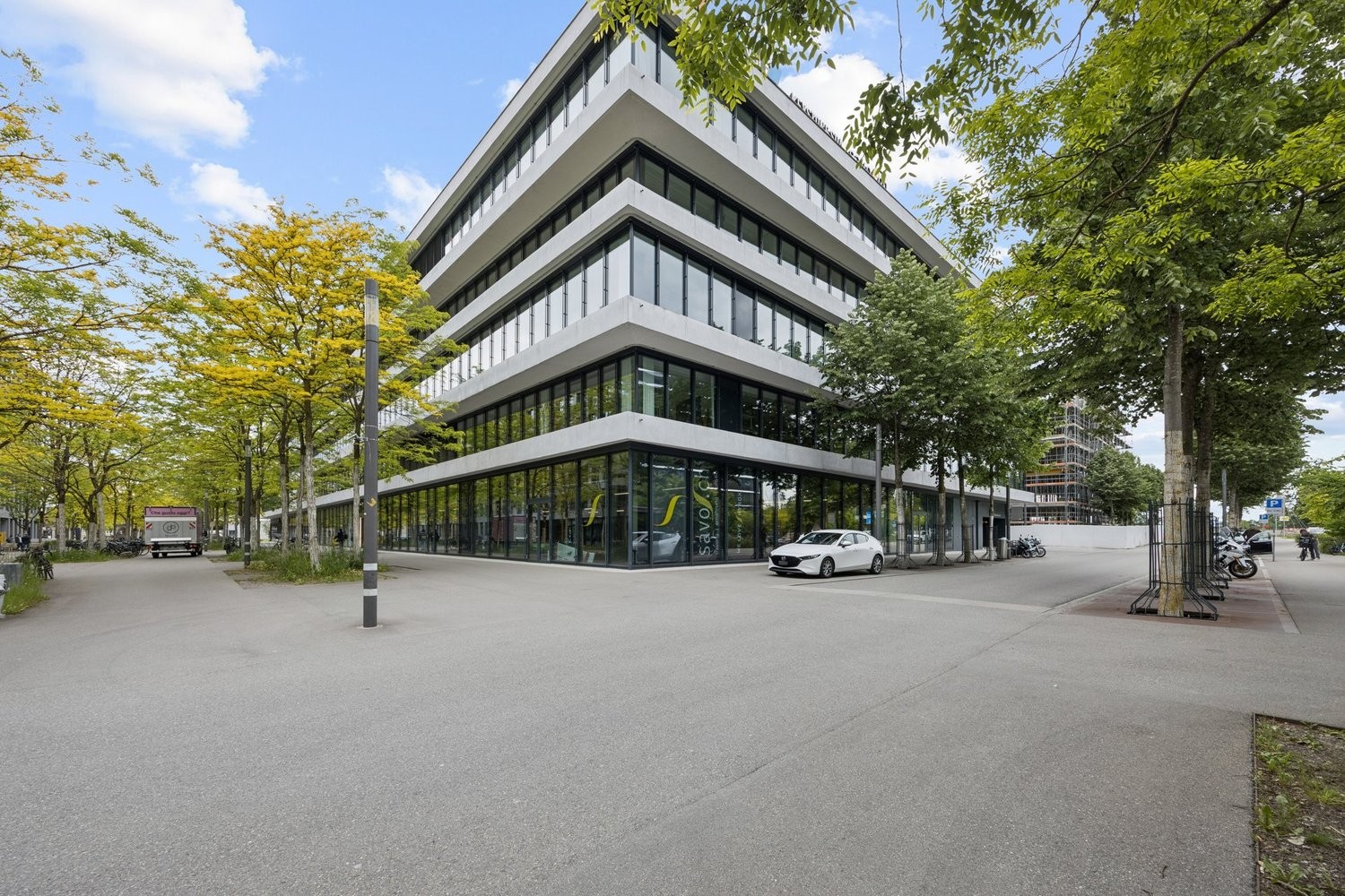 1048m² office