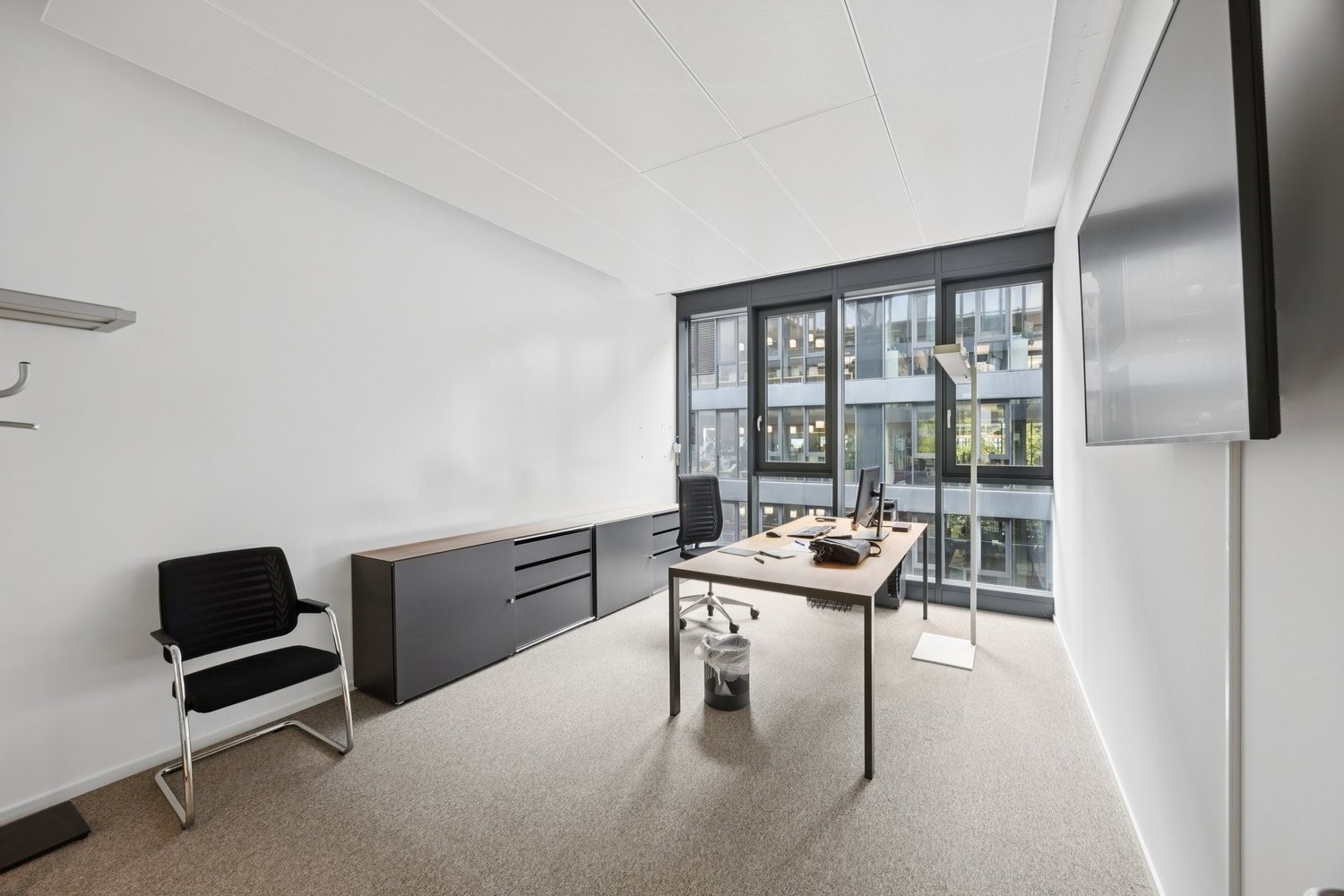 1048m² office