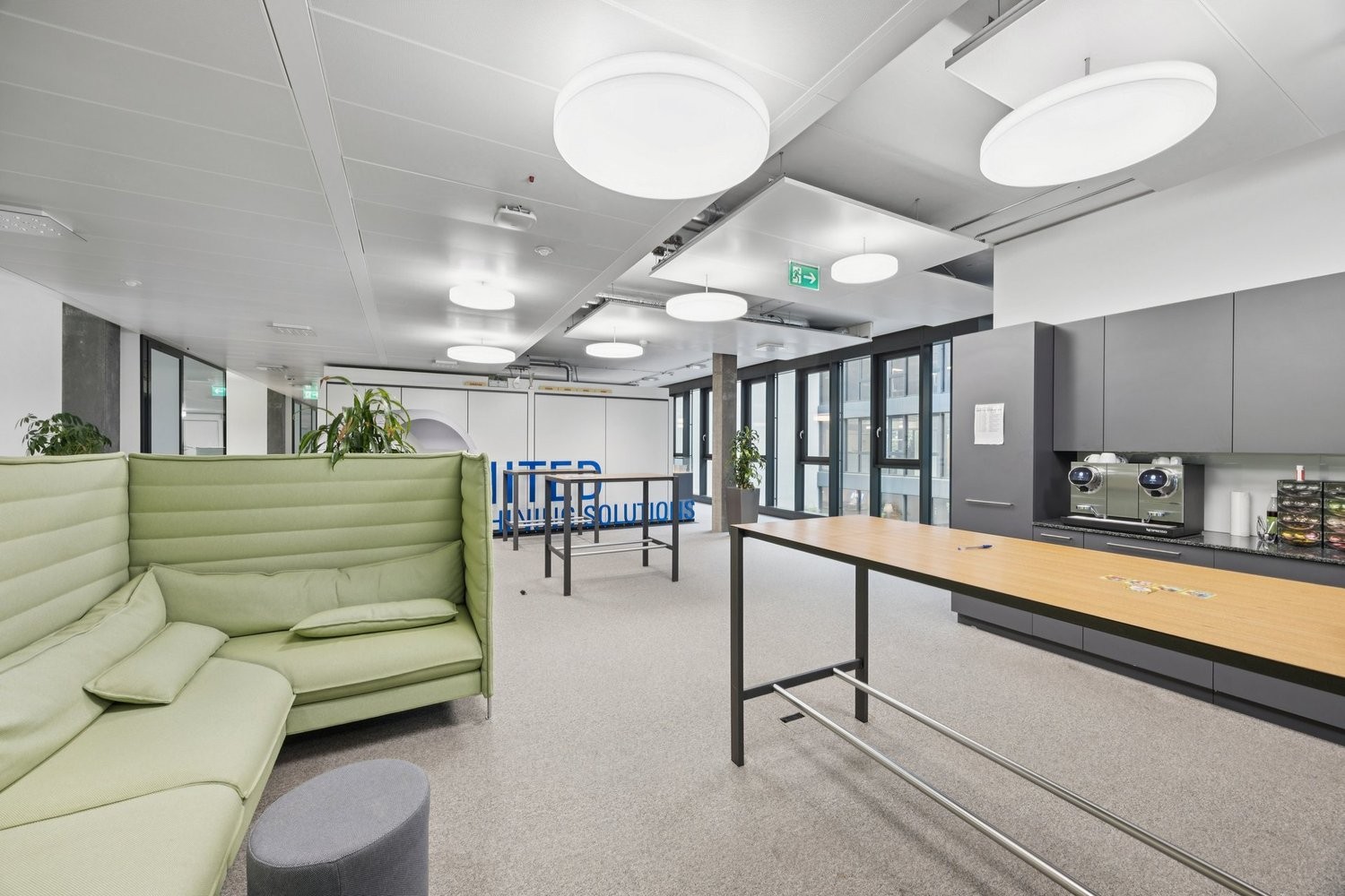 1048m² office