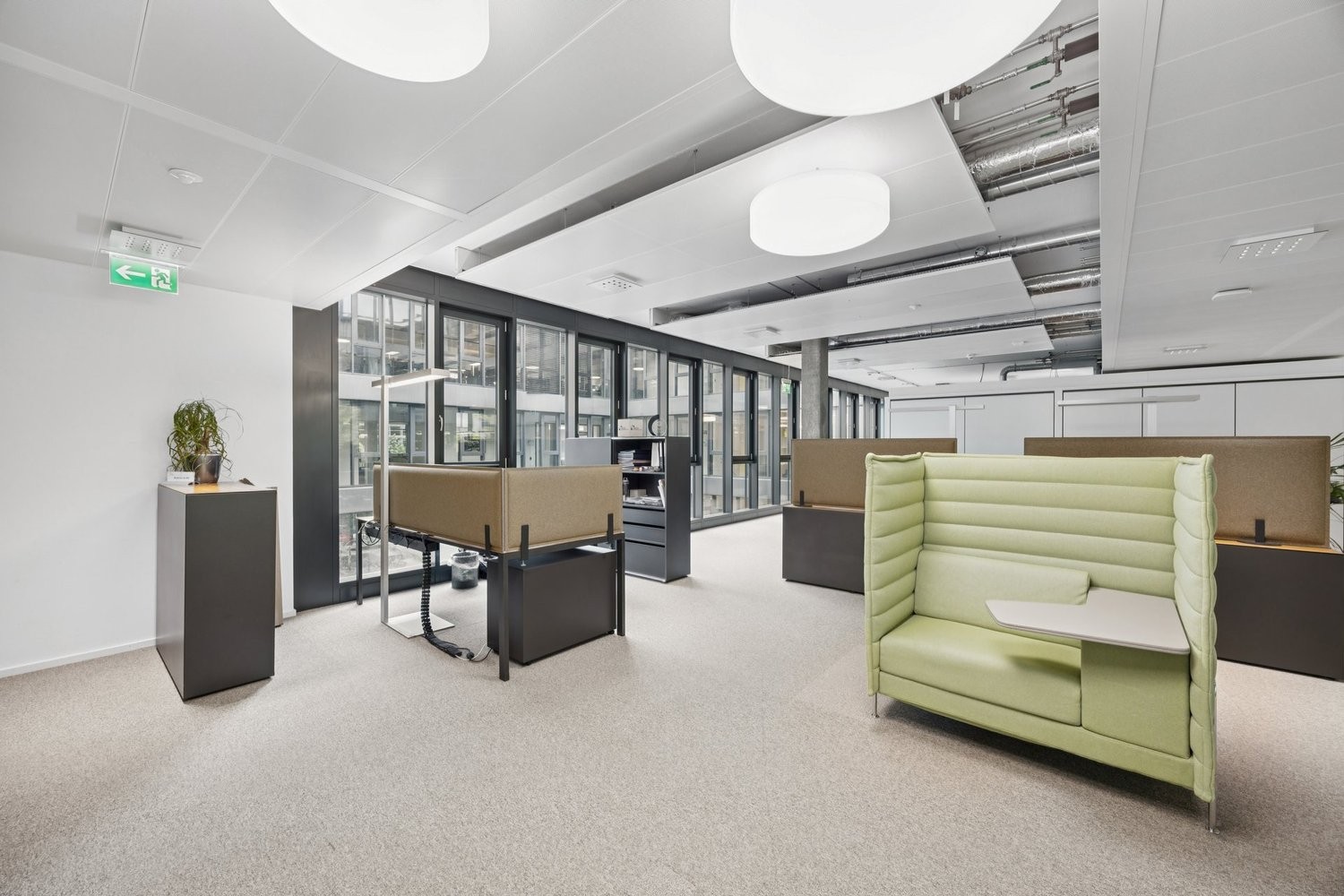1048m² office