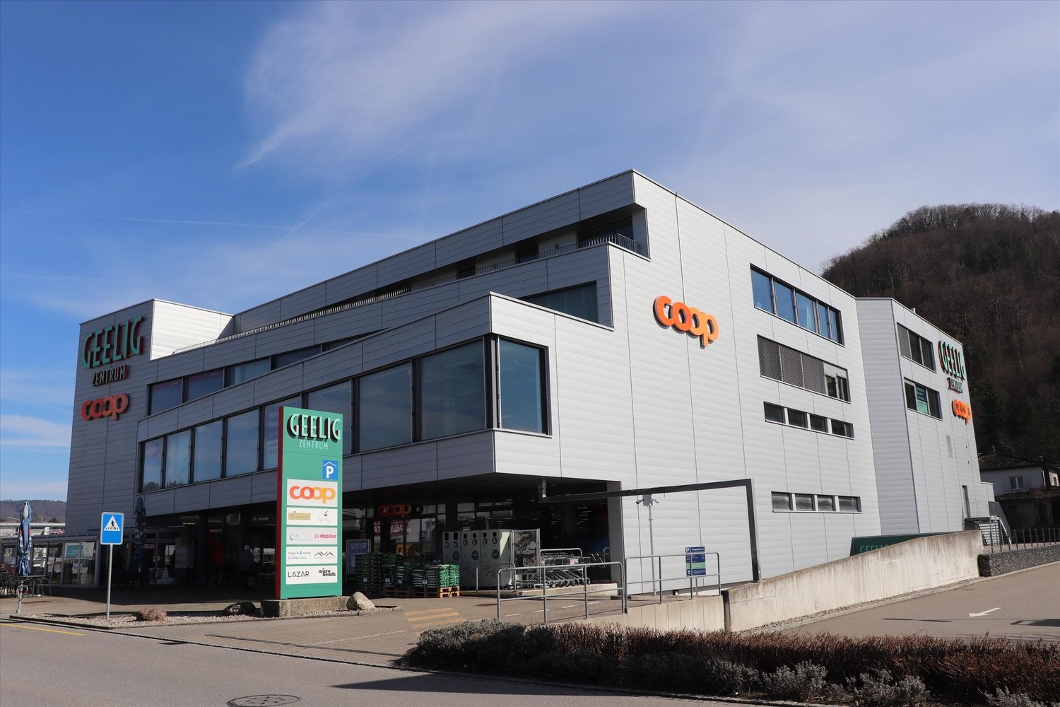 716m² shop