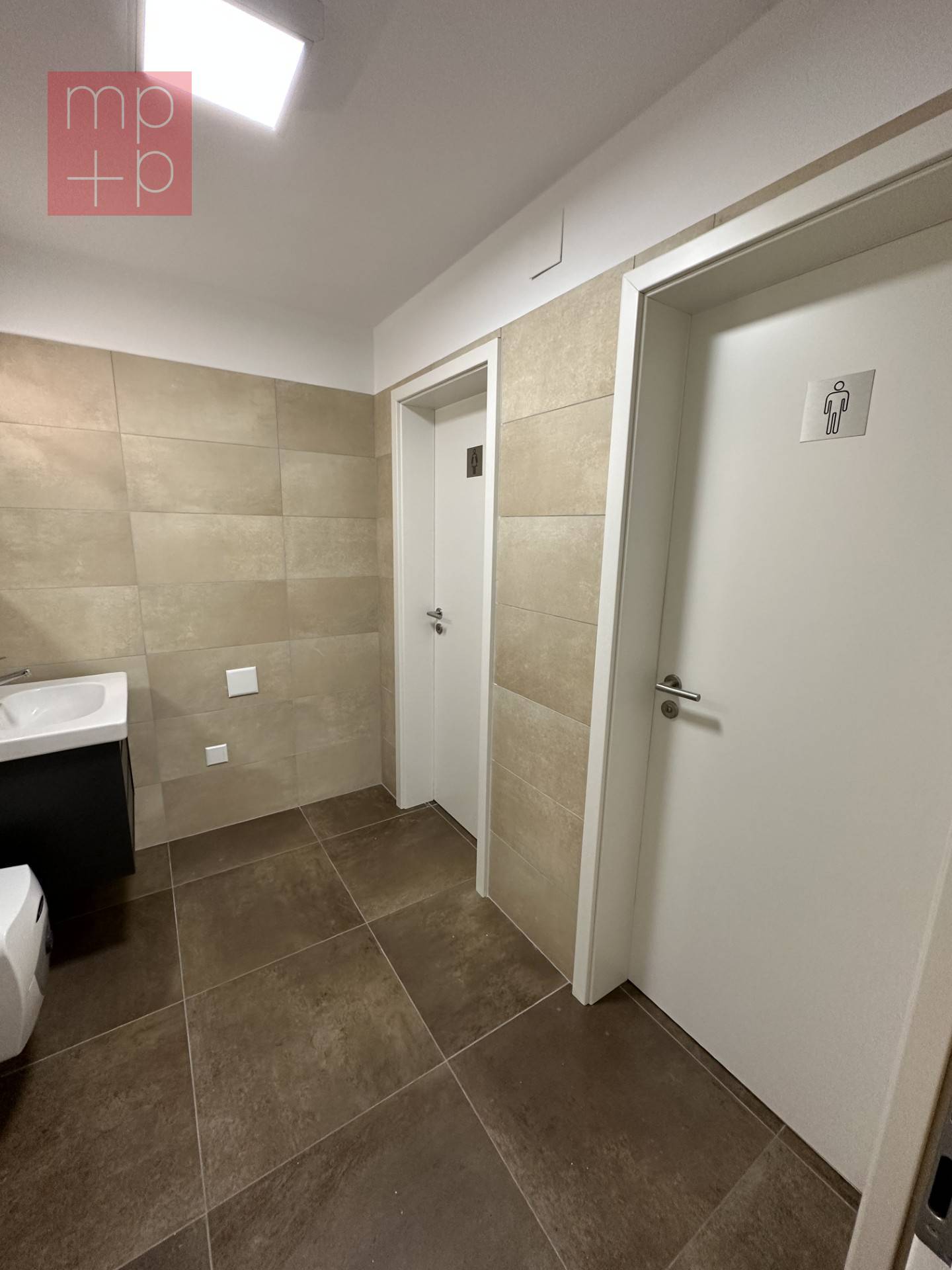 195m² office