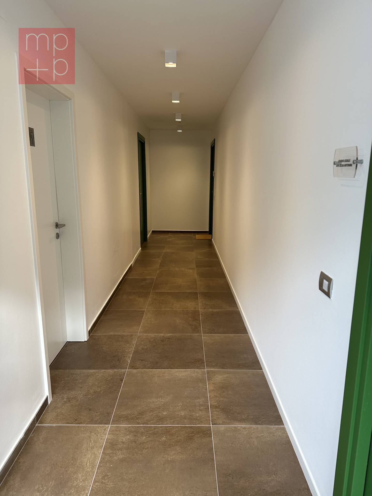 195m² office