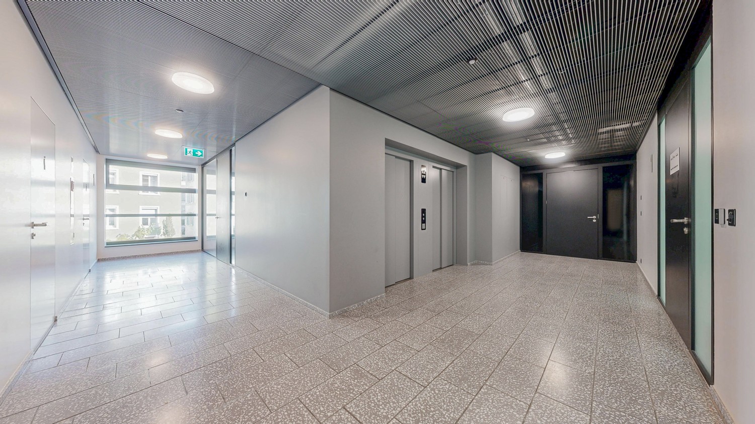 670m² office