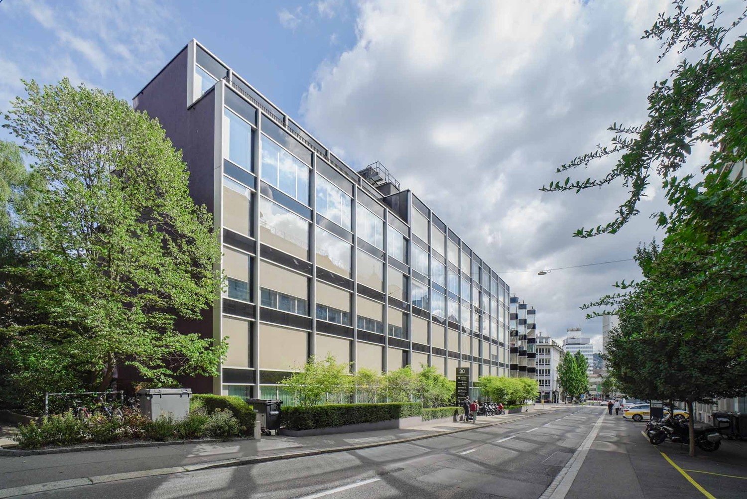 670m² office