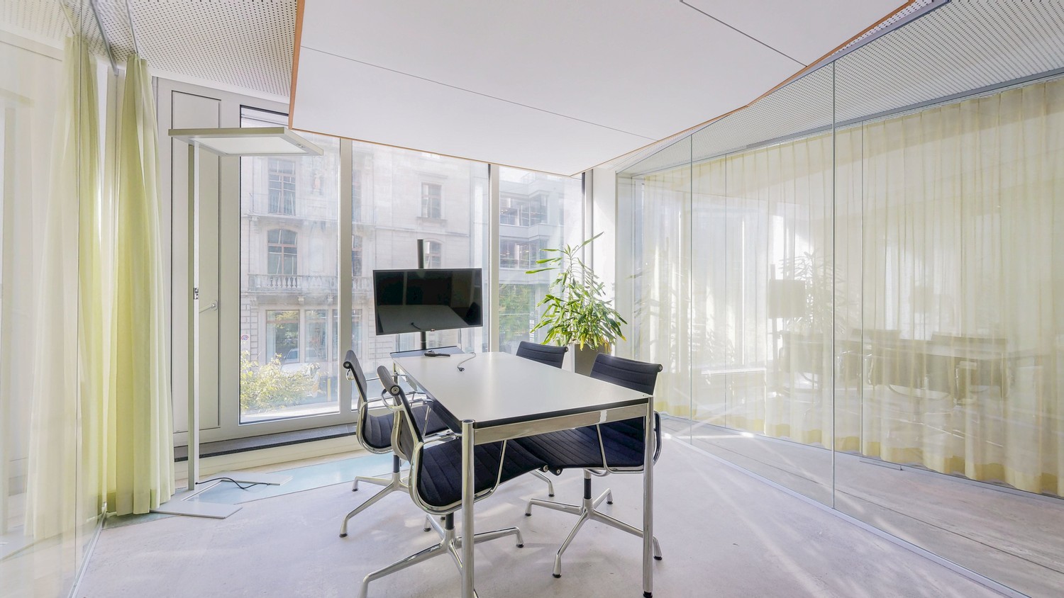 670m² office