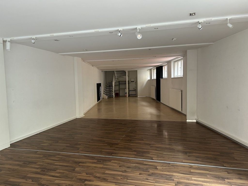 145m² shop
