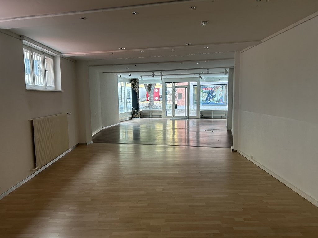 145m² shop
