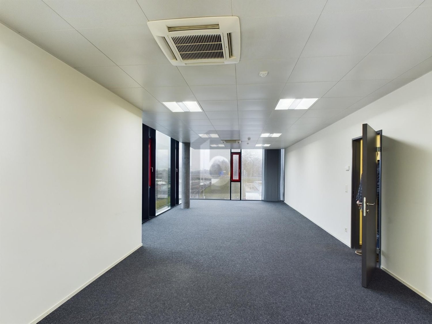 150m² office