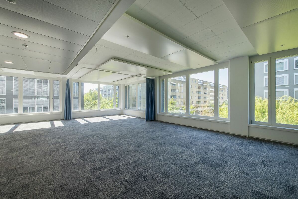 1032m² office