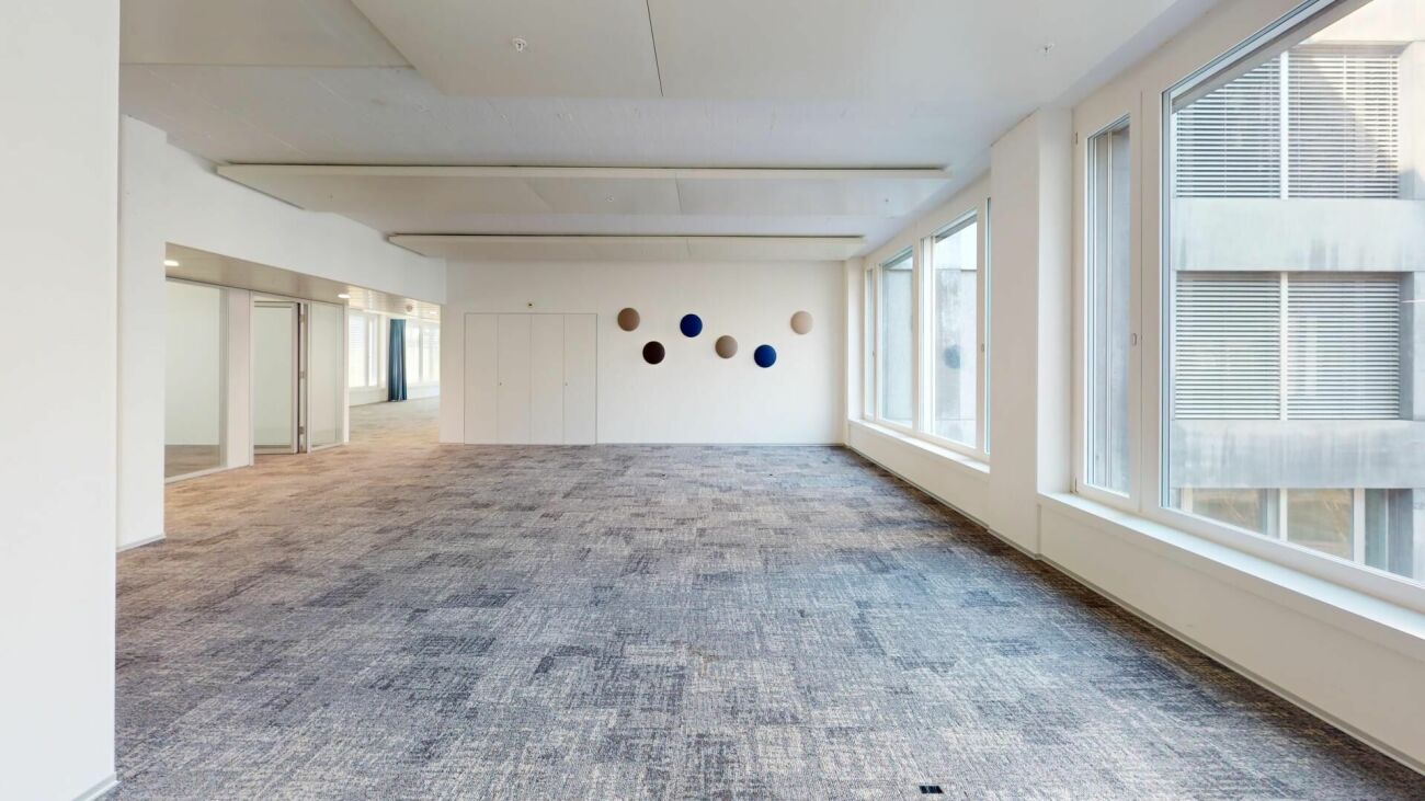 1032m² office