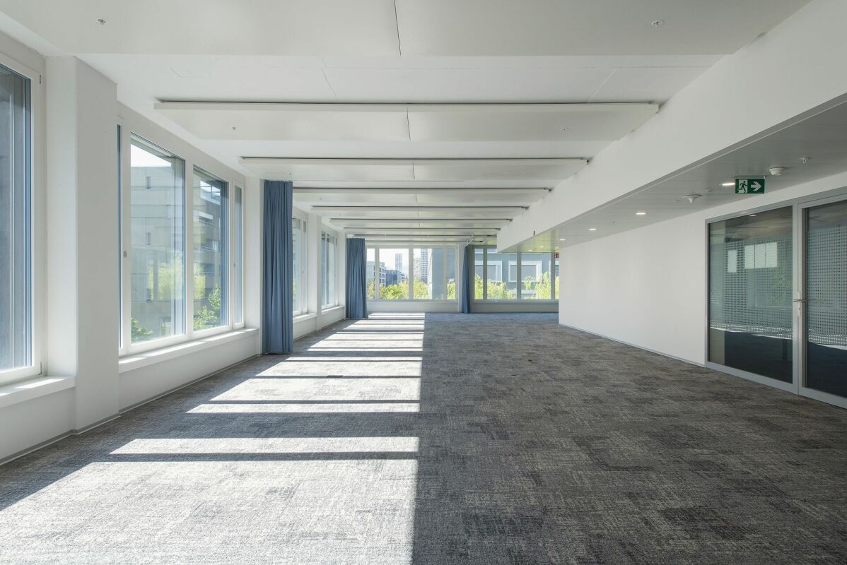 1032m² office